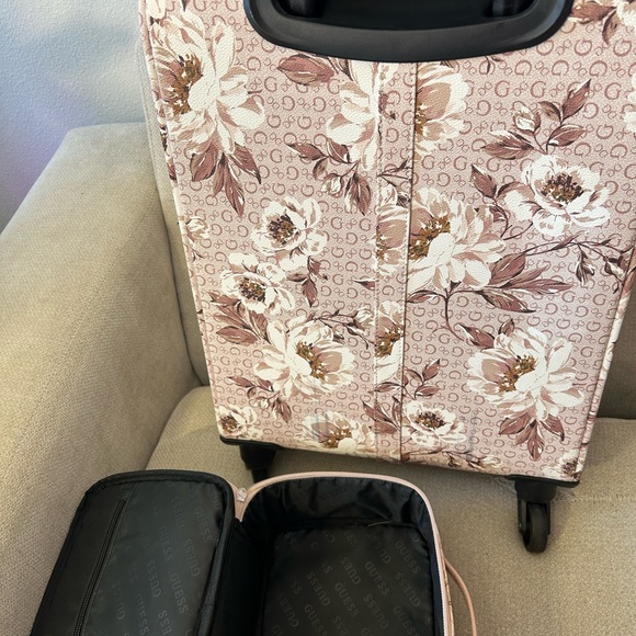 Guess floral travel bundle - Picture 9 of 11